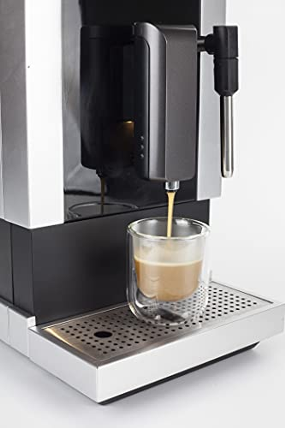 Macchina per espresso che eroga caffè in un bicchiere a doppia parete. Sotto, il vassoio raccogli gocce.