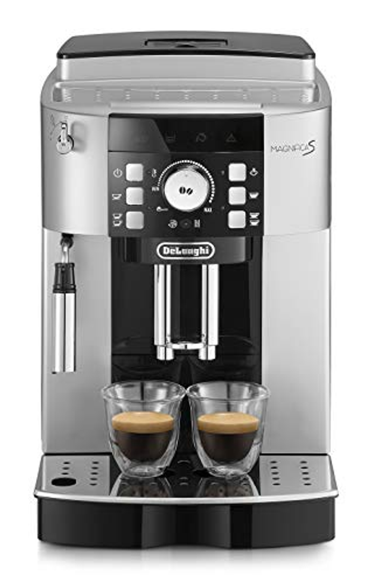 Máquina de espresso plateada y negra con dos vasos de café transparentes.