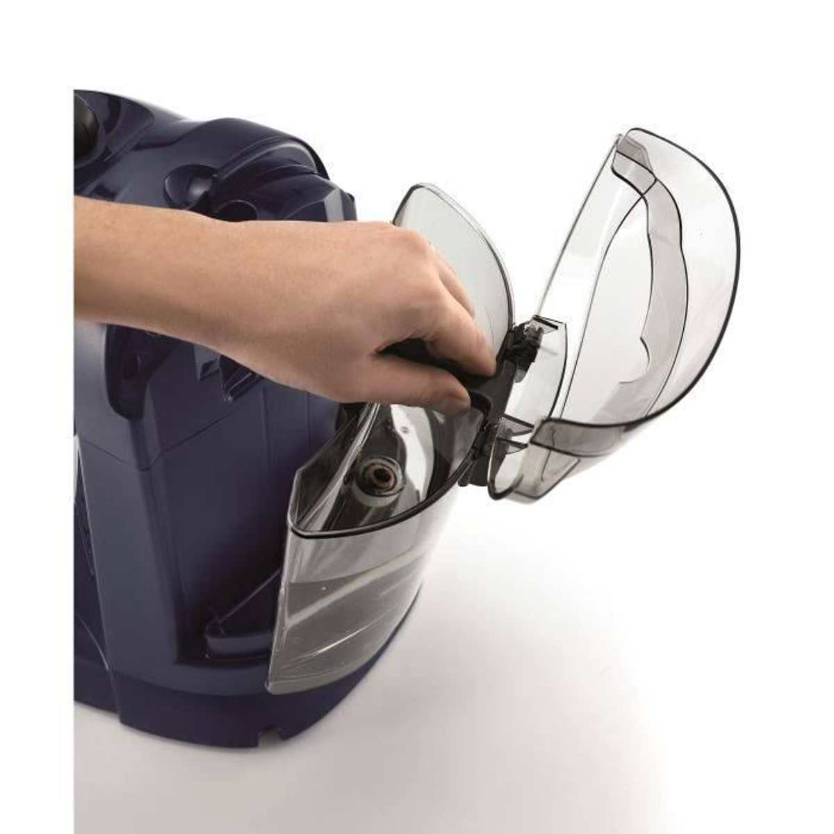 Ręka otwiera pojemnik na wodę ciemnoniebieskiego urządzenia. Białe tło.