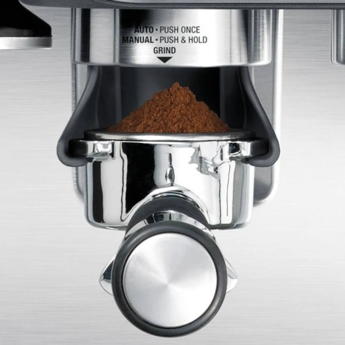 Gros plan sur du café moulu dans un porte-filtre.