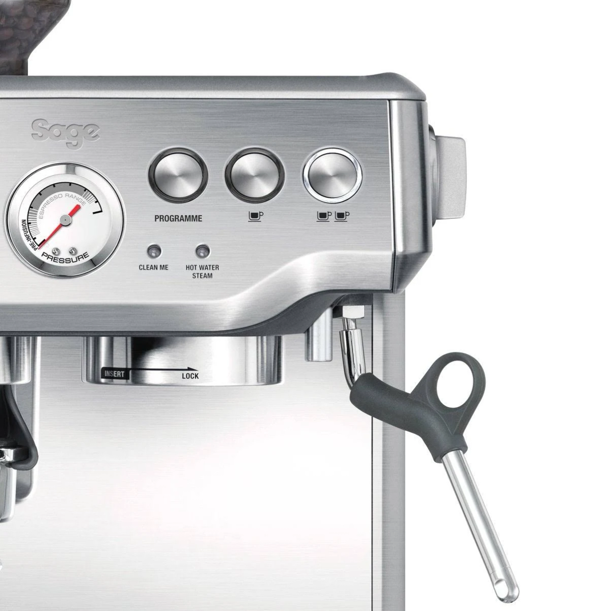 Gros plan d'une machine à expresso argentée avec boutons et buse vapeur.