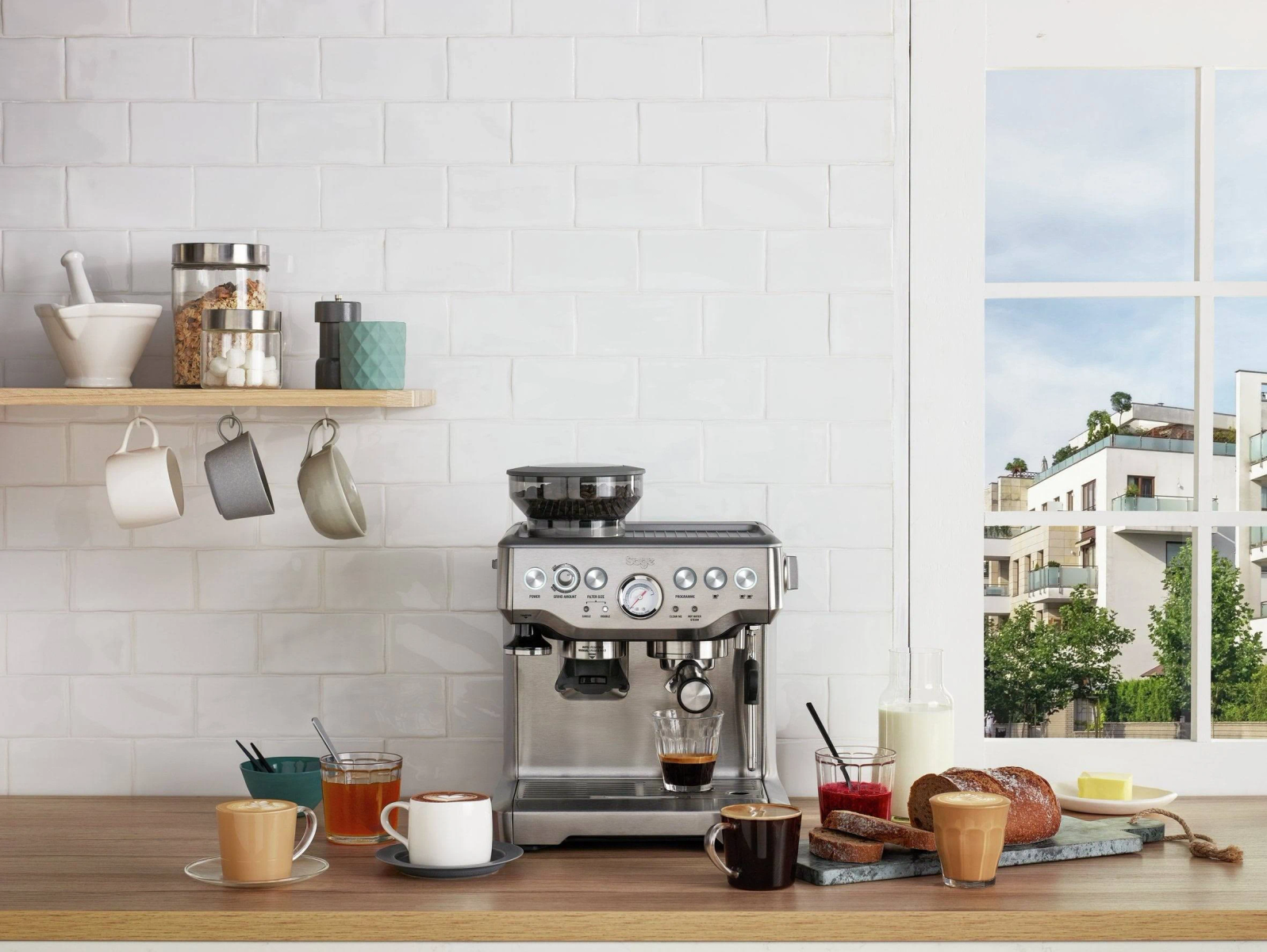 Machine à café sur un comptoir de cuisine avec café et pâtisseries.