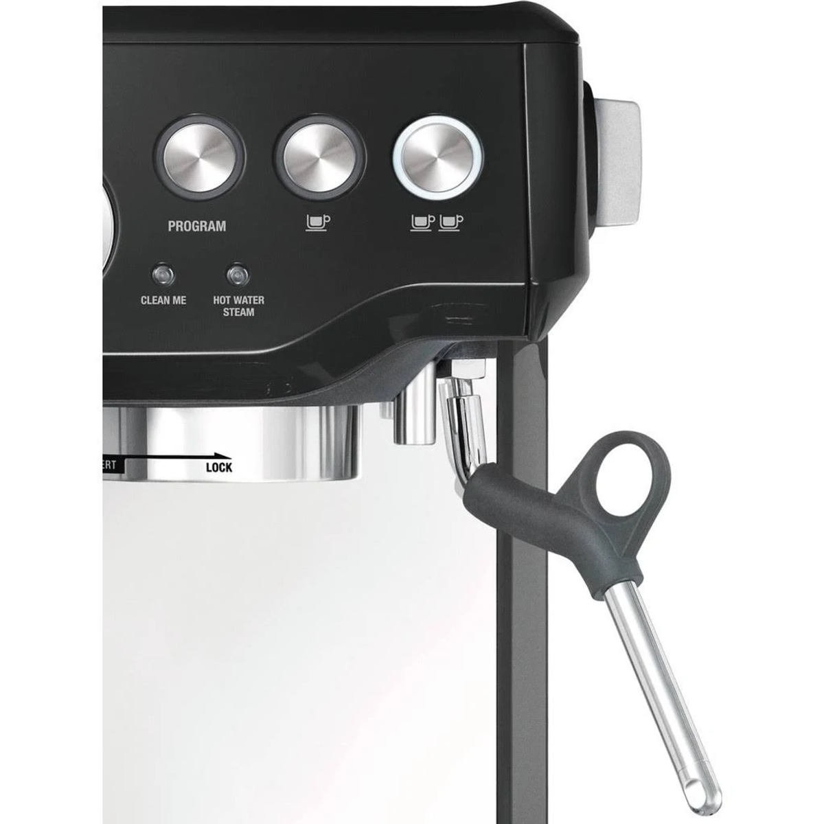 Gros plan sur la machine à expresso. Montre la buse et la buse vapeur.