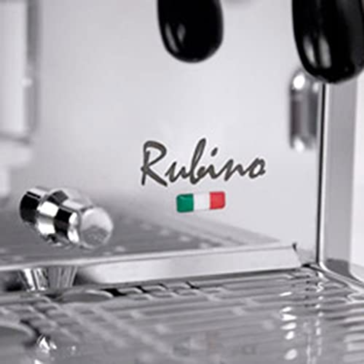 Zbliżenie ekspresu do kawy. Widoczna nazwa marki 'Rubino' z włoską flagą.