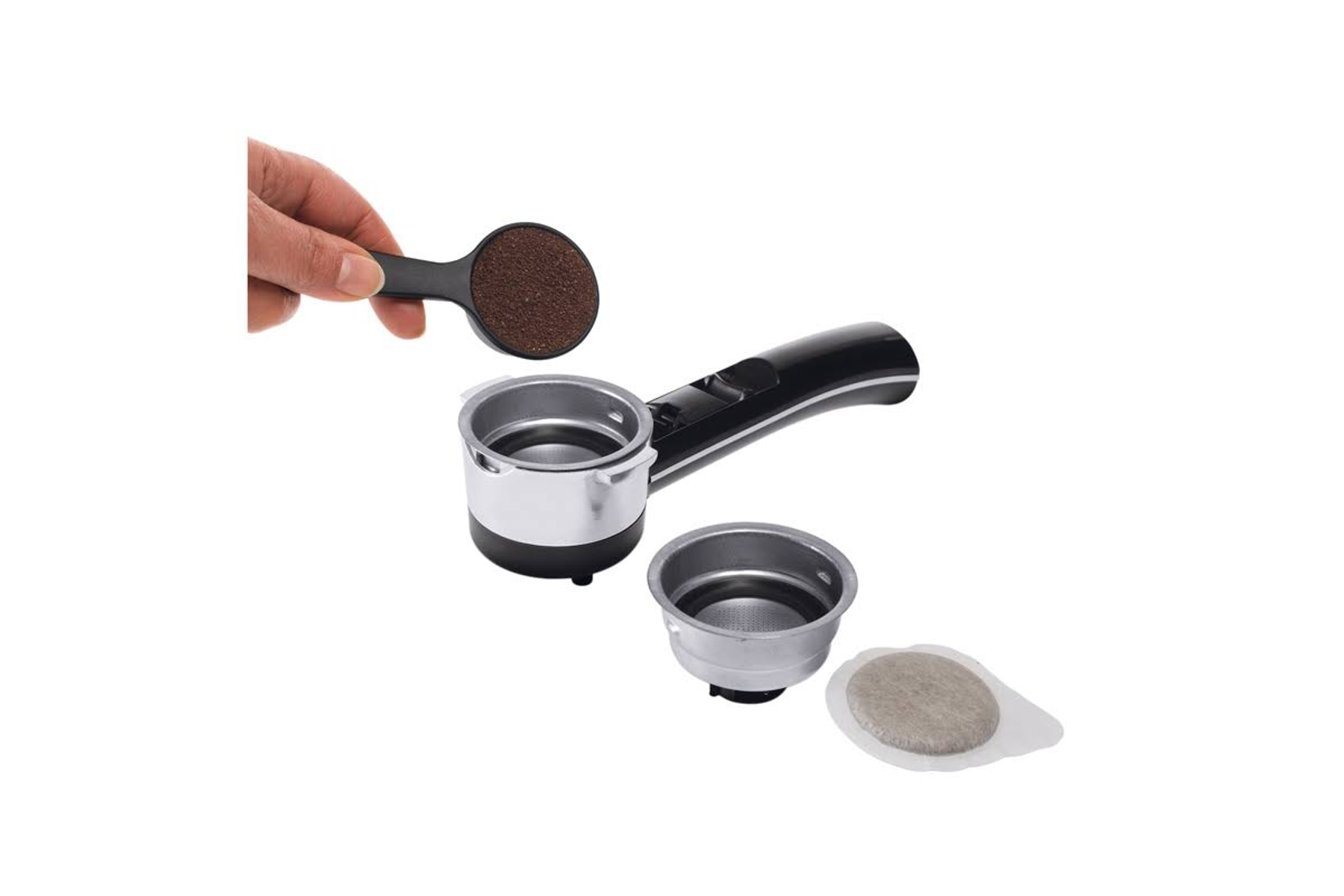 Ręka dodająca zmieloną kawę do kolby. Części ekspresu do kawy.