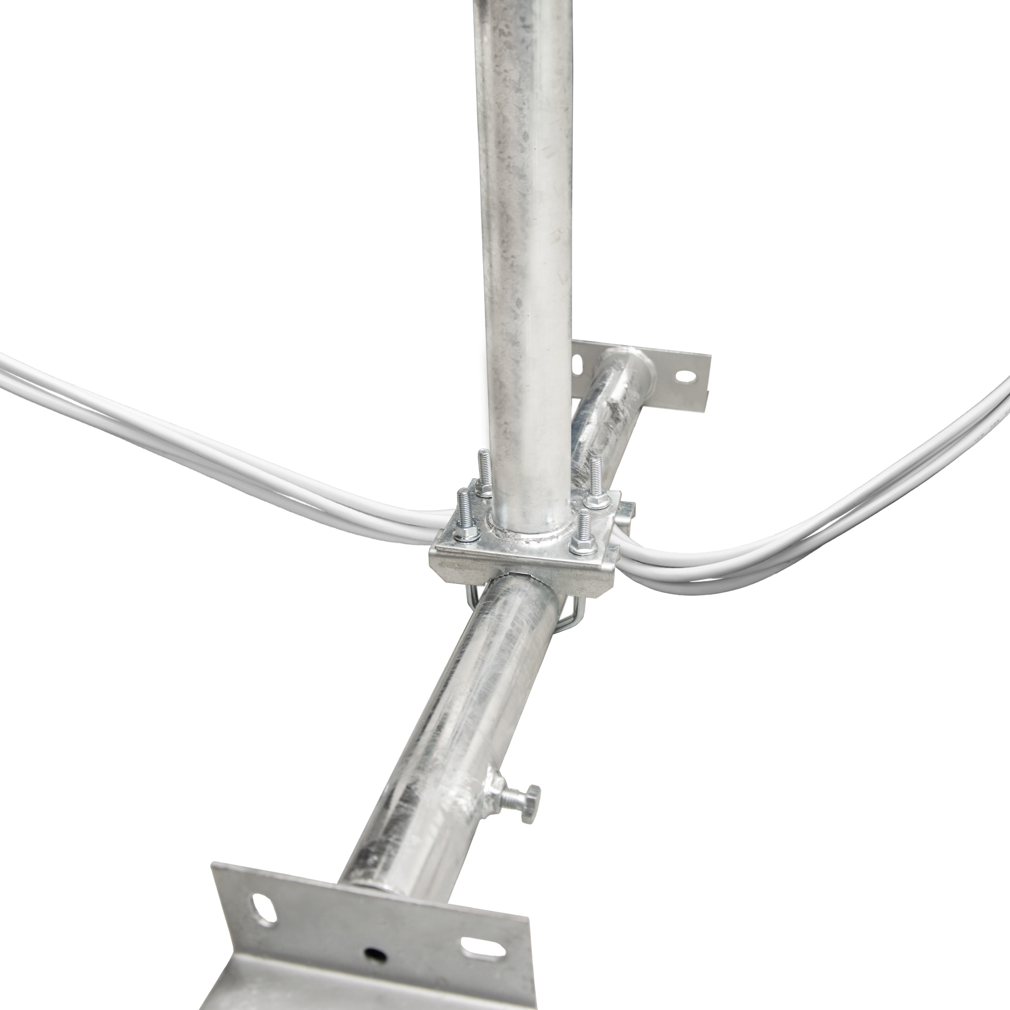 Nahaufnahme einer Satellitenschüssel-Tragstruktur aus Metall mit Kabeln.