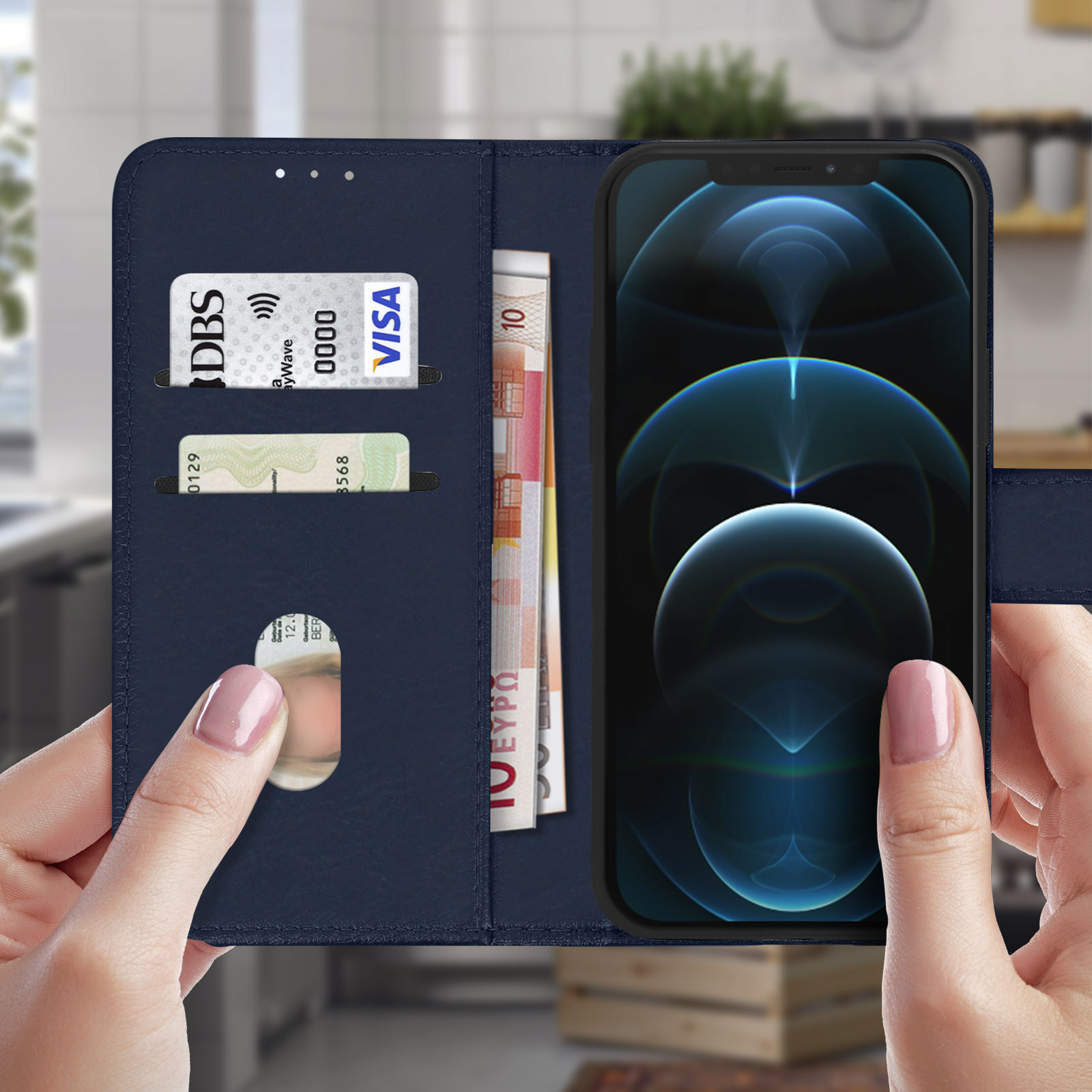 Mains tenant un portefeuille bleu avec de l'argent et des cartes, et un téléphone avec écran bleu.
