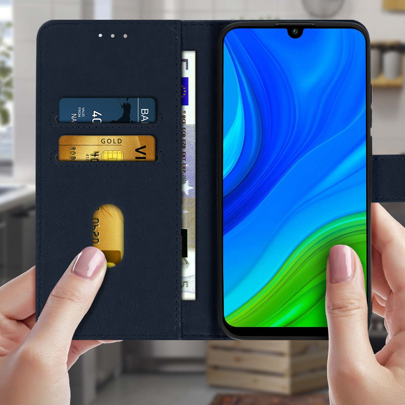 Custodia blu per telefono con carte e telefono. Telefono con schermo sfumato verde e blu.