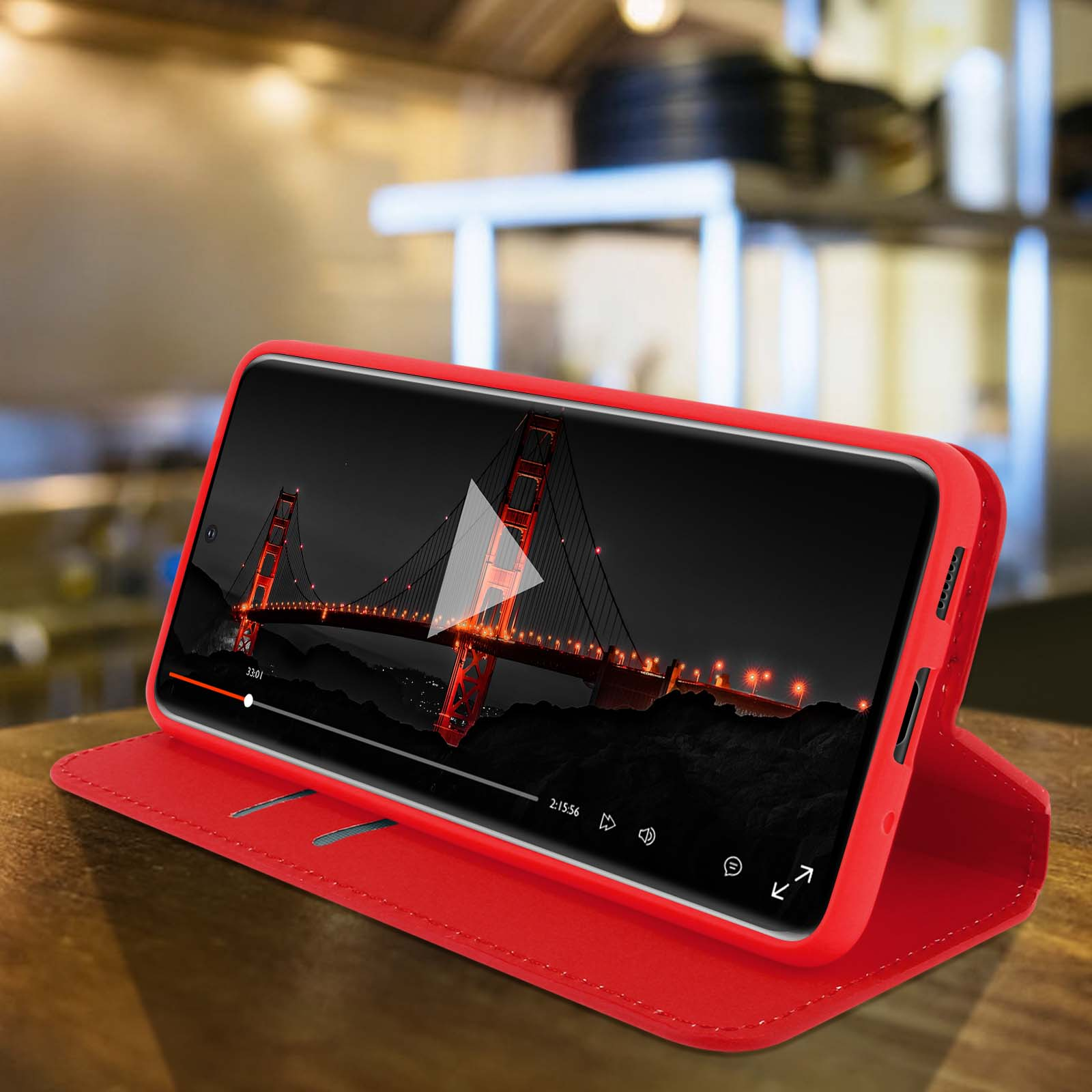 Custodia rossa per telefono con un telefono che mostra un video del Golden Gate.