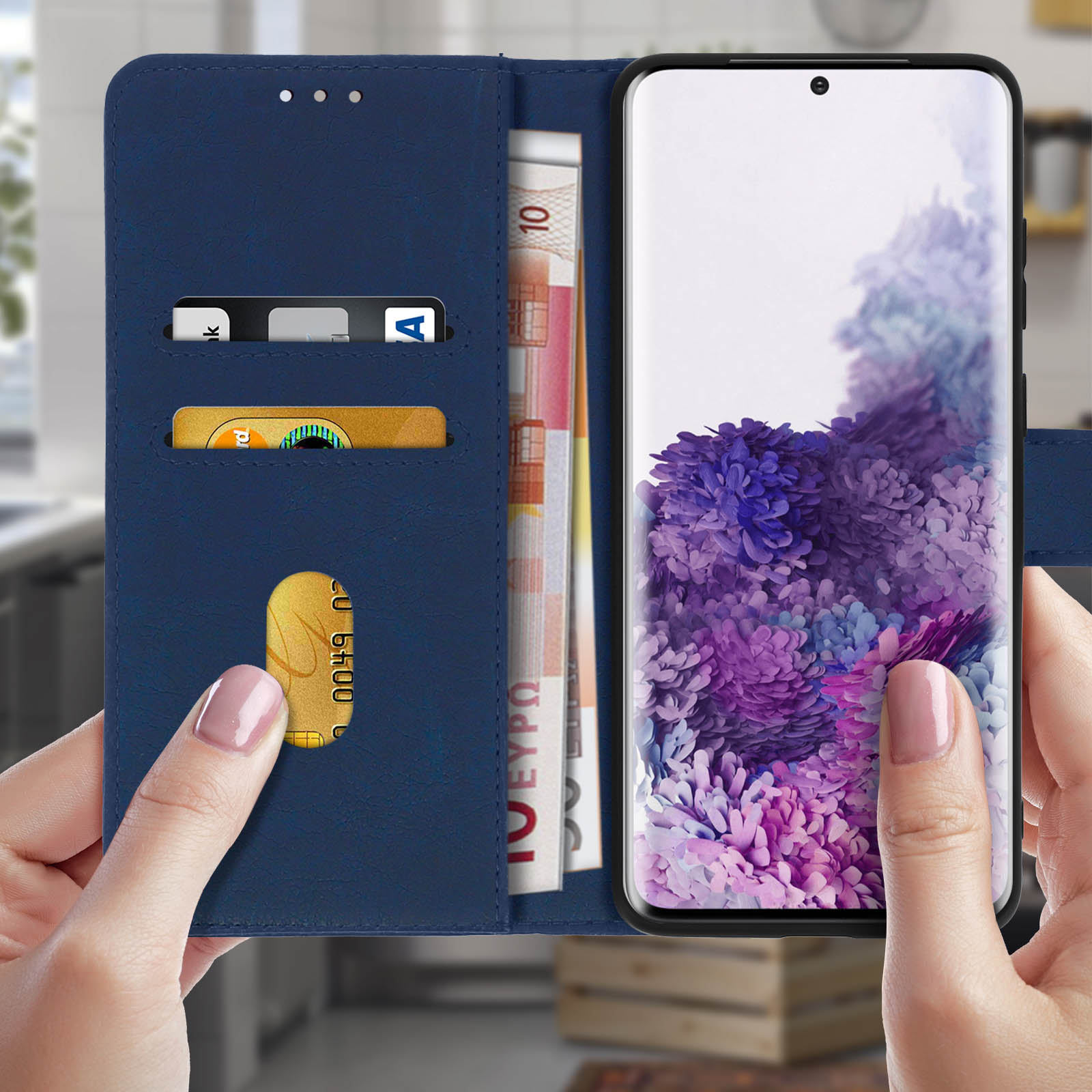 Un étui de téléphone bleu ouvert, révélant un téléphone, des cartes de crédit et de l'argent liquide.