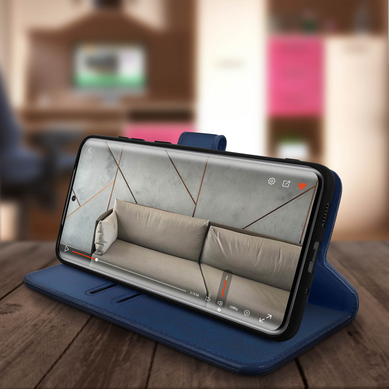 Smartphone affichant une vidéo sur un étui bleu sur une table en bois.