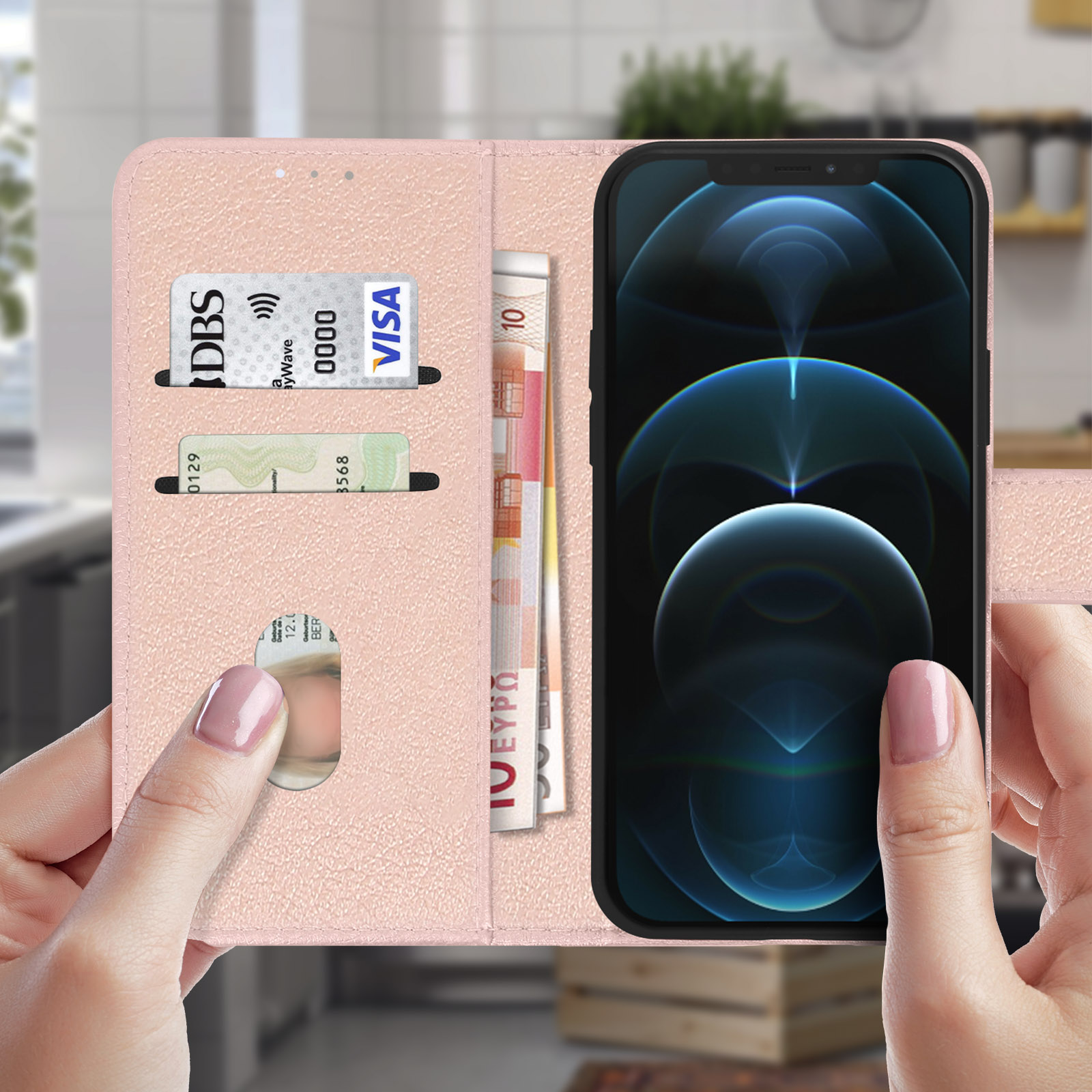 Persona tiene custodia rosa con telefono, carte e soldi. Unghie rosa visibili.