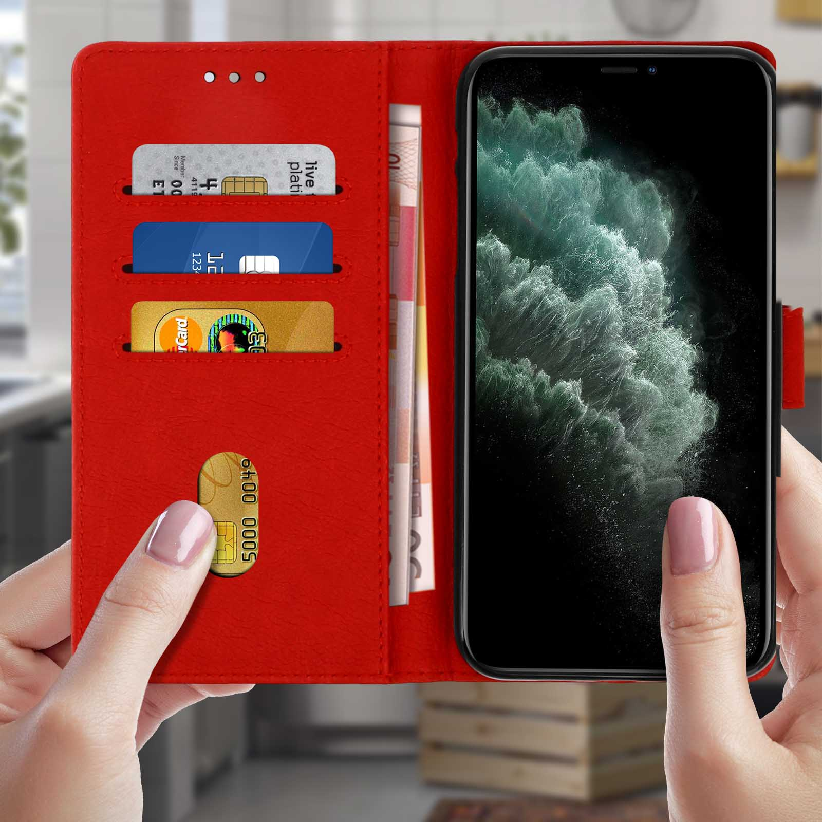 Rode leren telefoonhoes met creditcards en geld erin, en een telefoon.