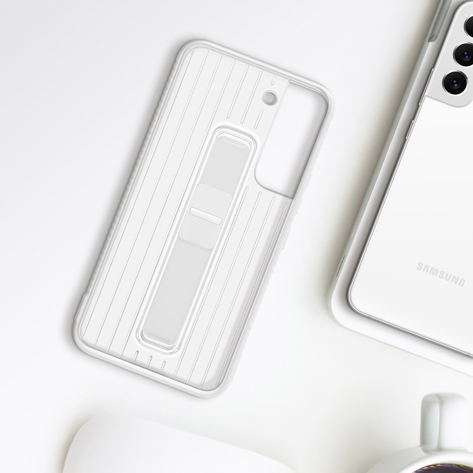 Coque de téléphone blanche avec un téléphone à l'intérieur. Avec béquille et surface blanche.