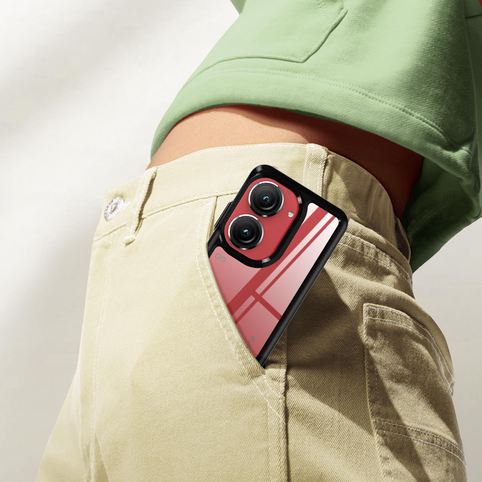Een smartphone in een zak, met de achterkant van de telefoon met rode accenten.