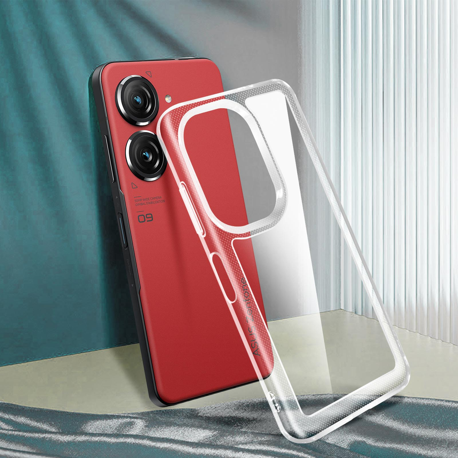 Smartphone rosso con custodia protettiva trasparente appoggiato a un muro.