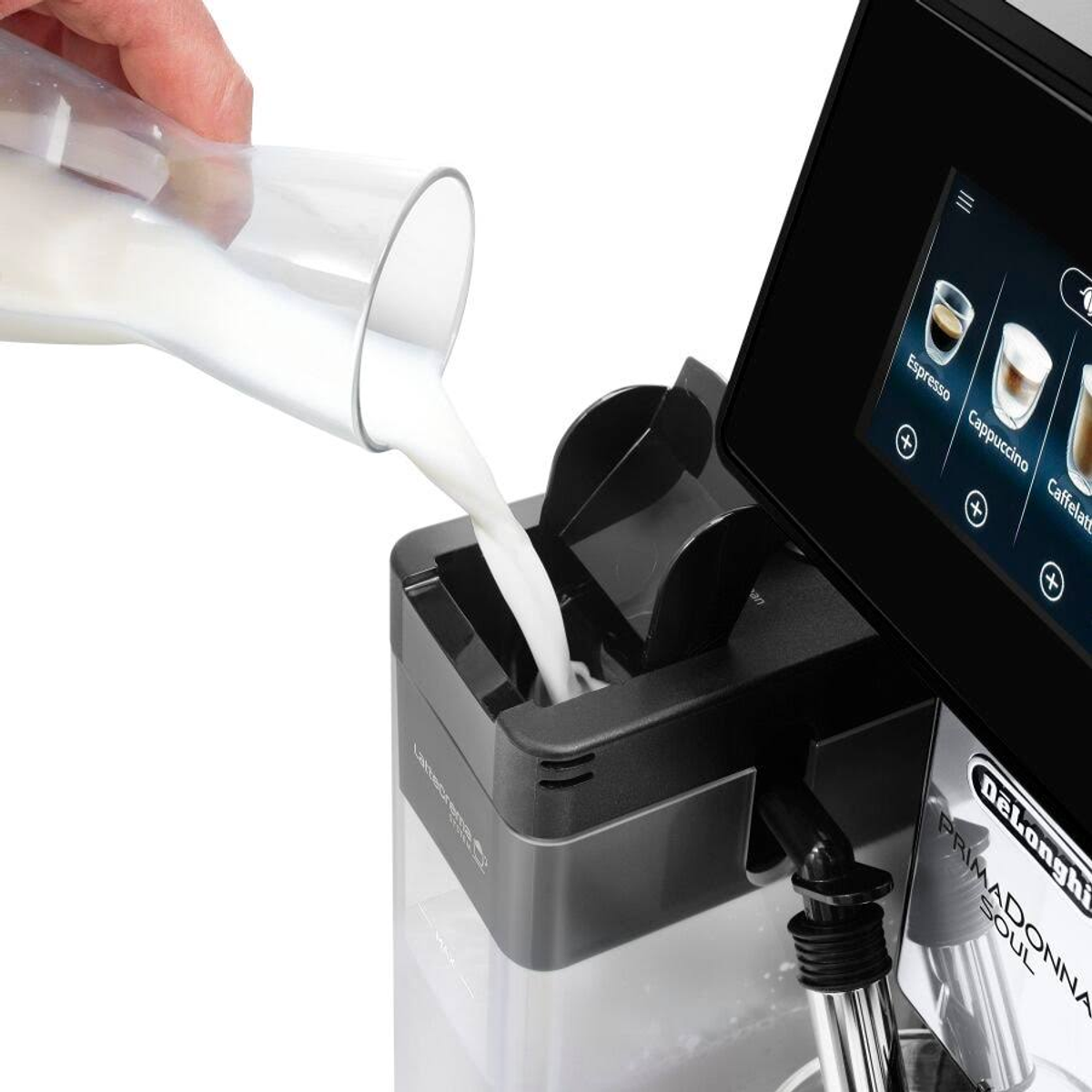 Una persona versa il latte nel contenitore del latte di una macchina da caffè. Un touchscreen mostra le opzioni di caffè.