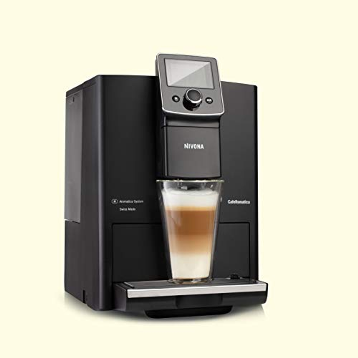 Czarny ekspres do kawy Nivona z filiżanką latte macchiato.