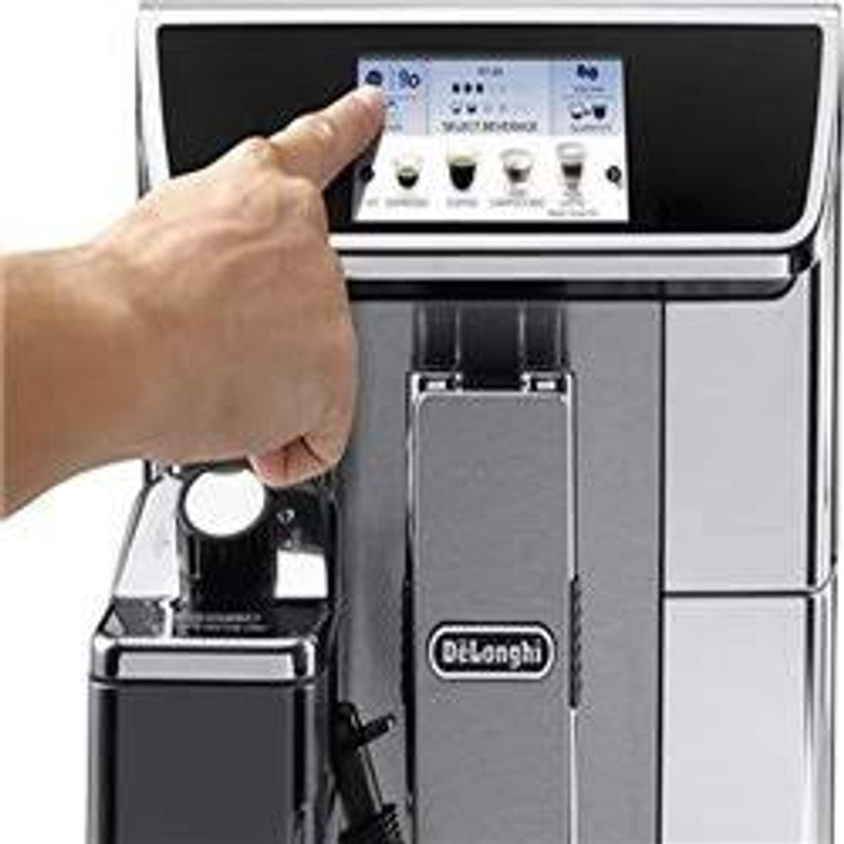 Una mano che tocca il touchscreen di una macchina da caffè De'Longhi. La macchina è argentata e nera.