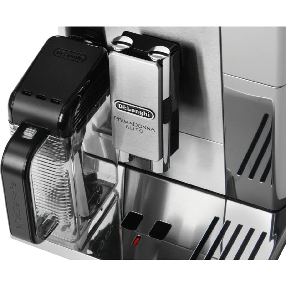 Primo piano di una macchina da caffè De'Longhi, con contenitori per acqua e latte attaccati.