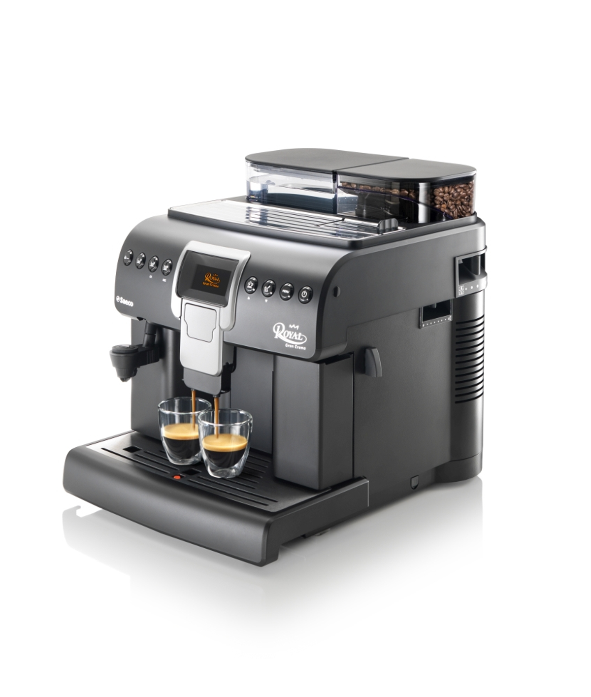 Máquina de espresso negra con dos vasos de café, sobre blanco.