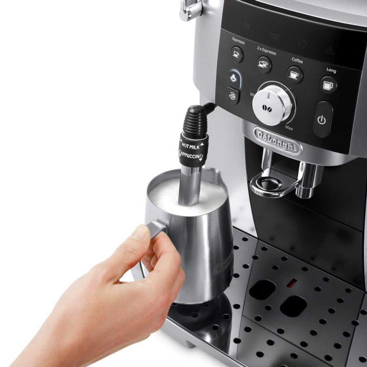 Szczegół ekspresu do kawy DeLonghi. Ręka trzyma metalowy dzbanek z mlekiem. Widoczna dysza pary.