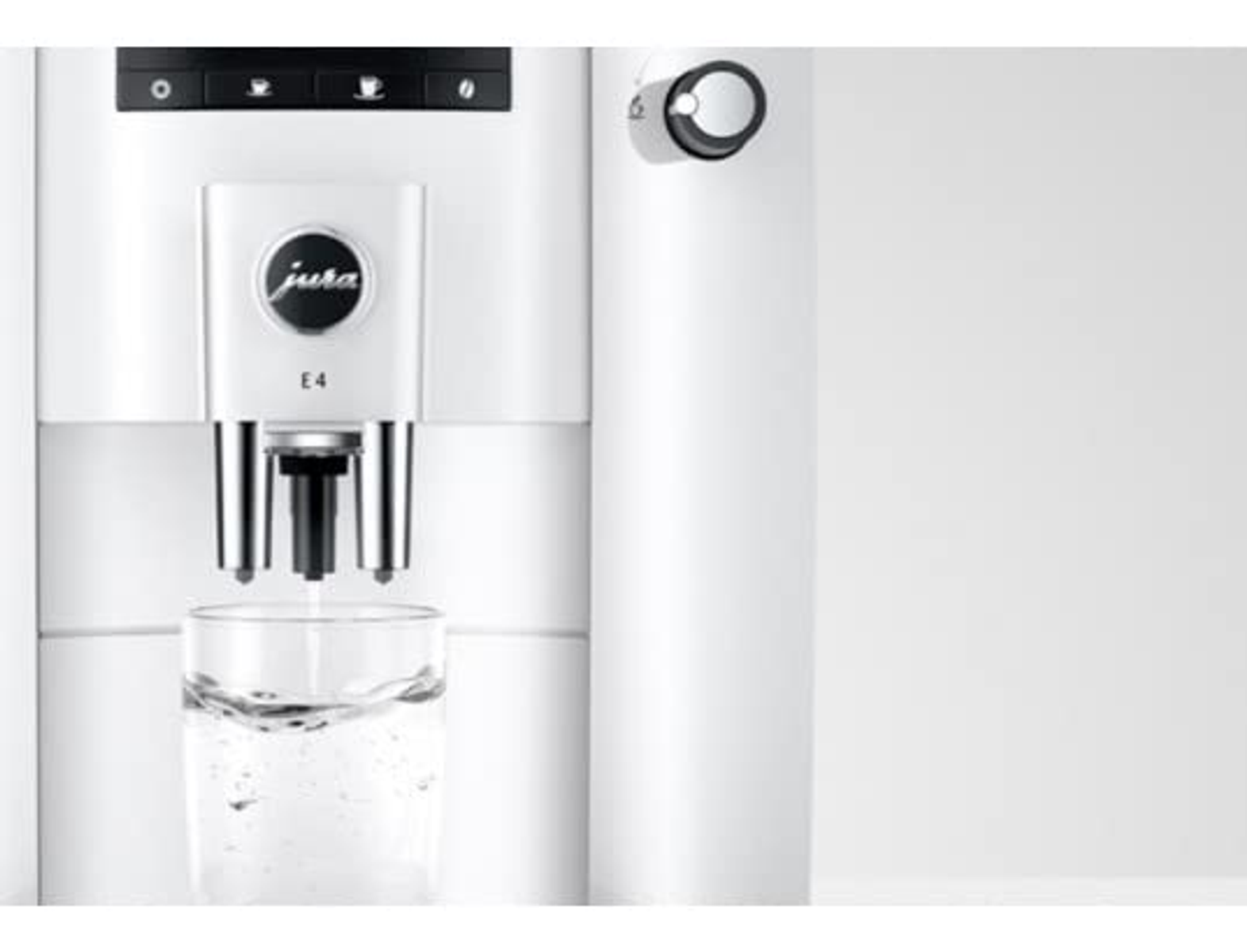 Biały ekspres do kawy Jura, widok z przodu, dozujący wodę do szklanki.
