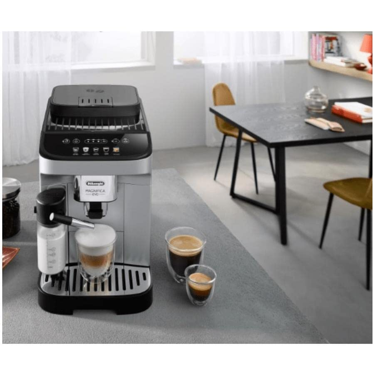 Ekspres do kawy z dwiema filiżankami kawy i spieniaczem do mleka. Marka to DeLonghi.