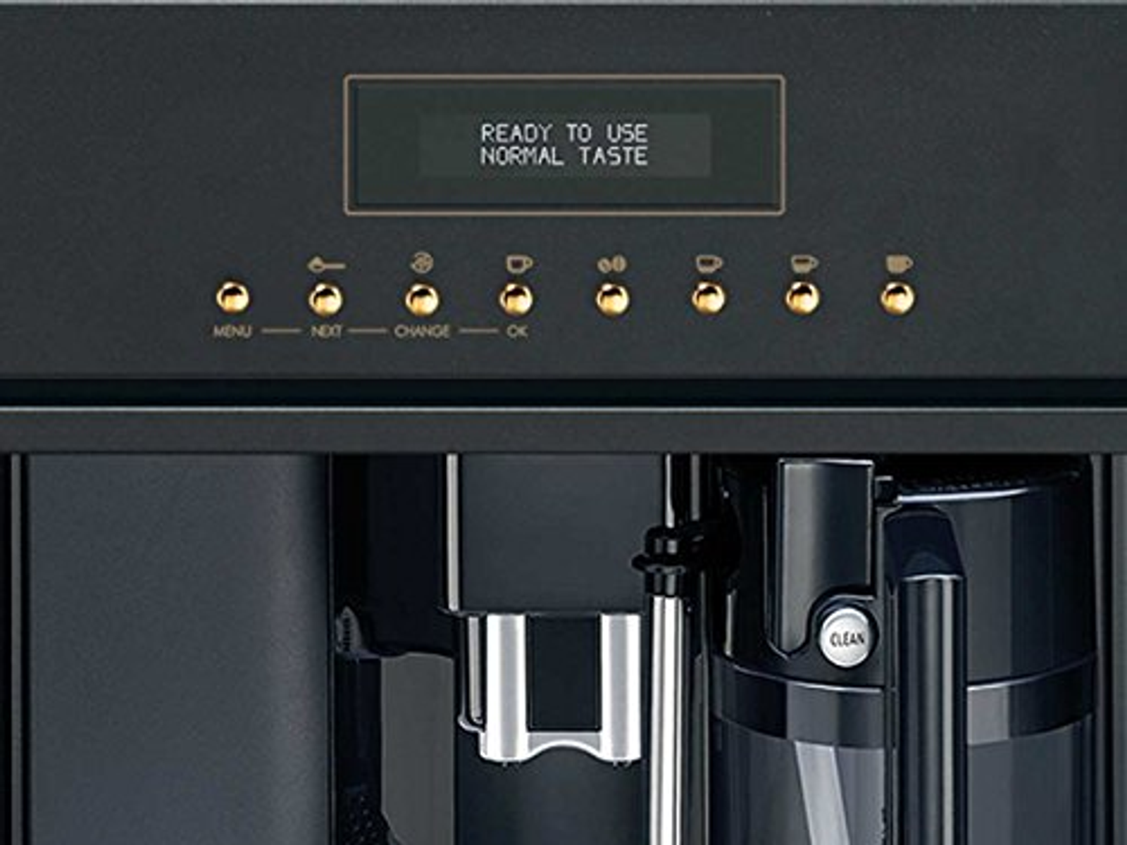 Panel de control de la cafetera. Tiene una pantalla pequeña y botones dorados.