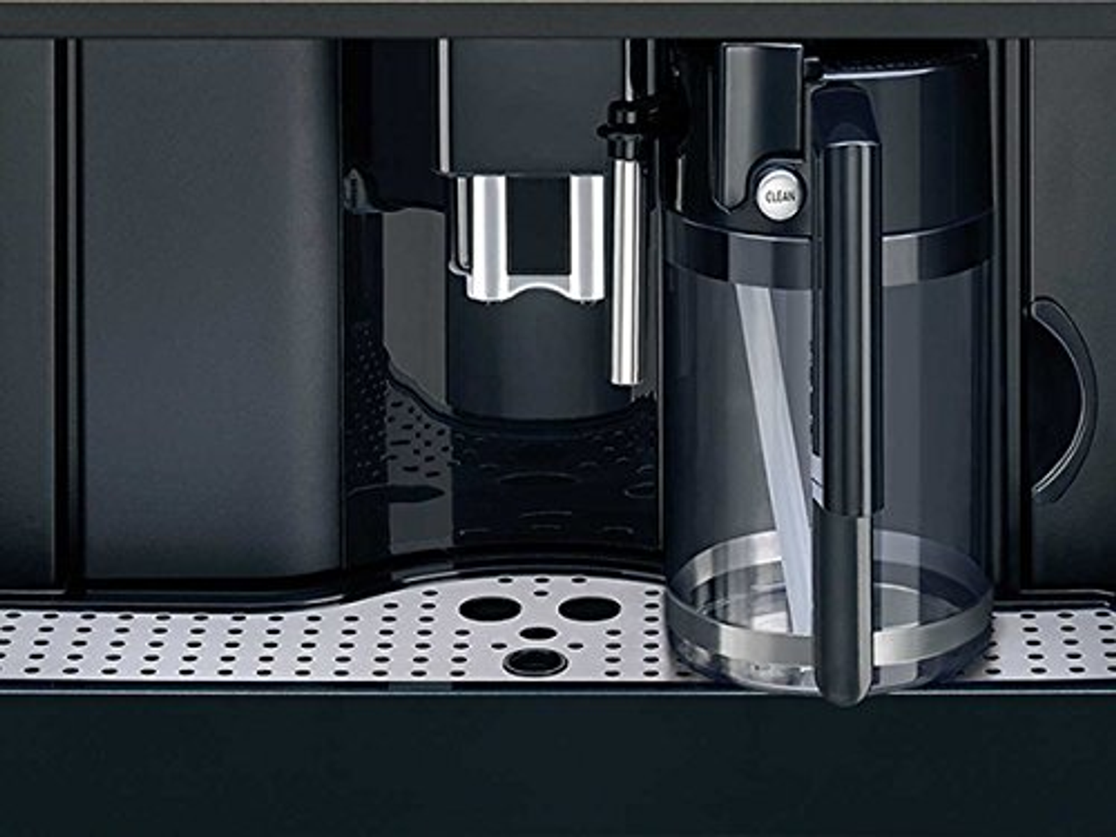 Primer plano de una cafetera con un depósito de agua y otros componentes.