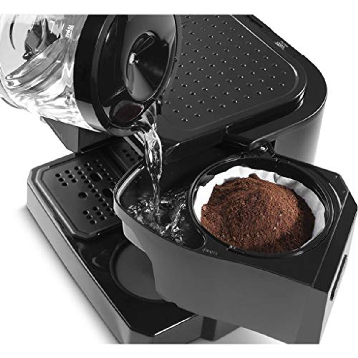 Kaffeemaschine, in die Wasser gegossen wird. Kaffeepulver in einem Filterkorb ist sichtbar.