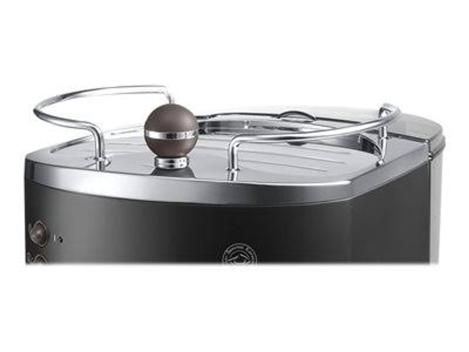 Zbliżenie na ekspres do kawy ze srebrną górą i brązowym pokrętłem.