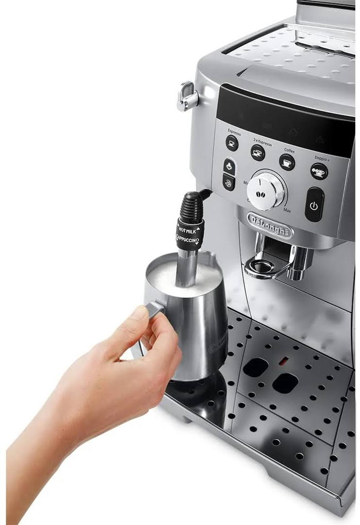 Ekspres do kawy z ręką trzymającą srebrny dzbanek, spieniającą mleko.