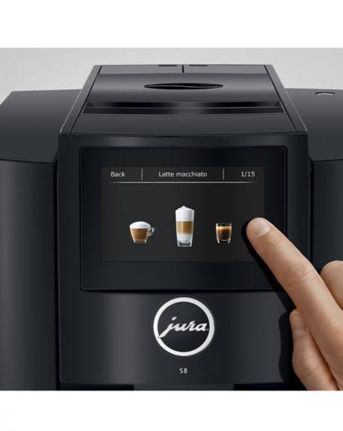 Eine Hand berührt den Bildschirm einer schwarzen Jura S8 Espressomaschine. Der Bildschirm zeigt Kaffeeoptionen.