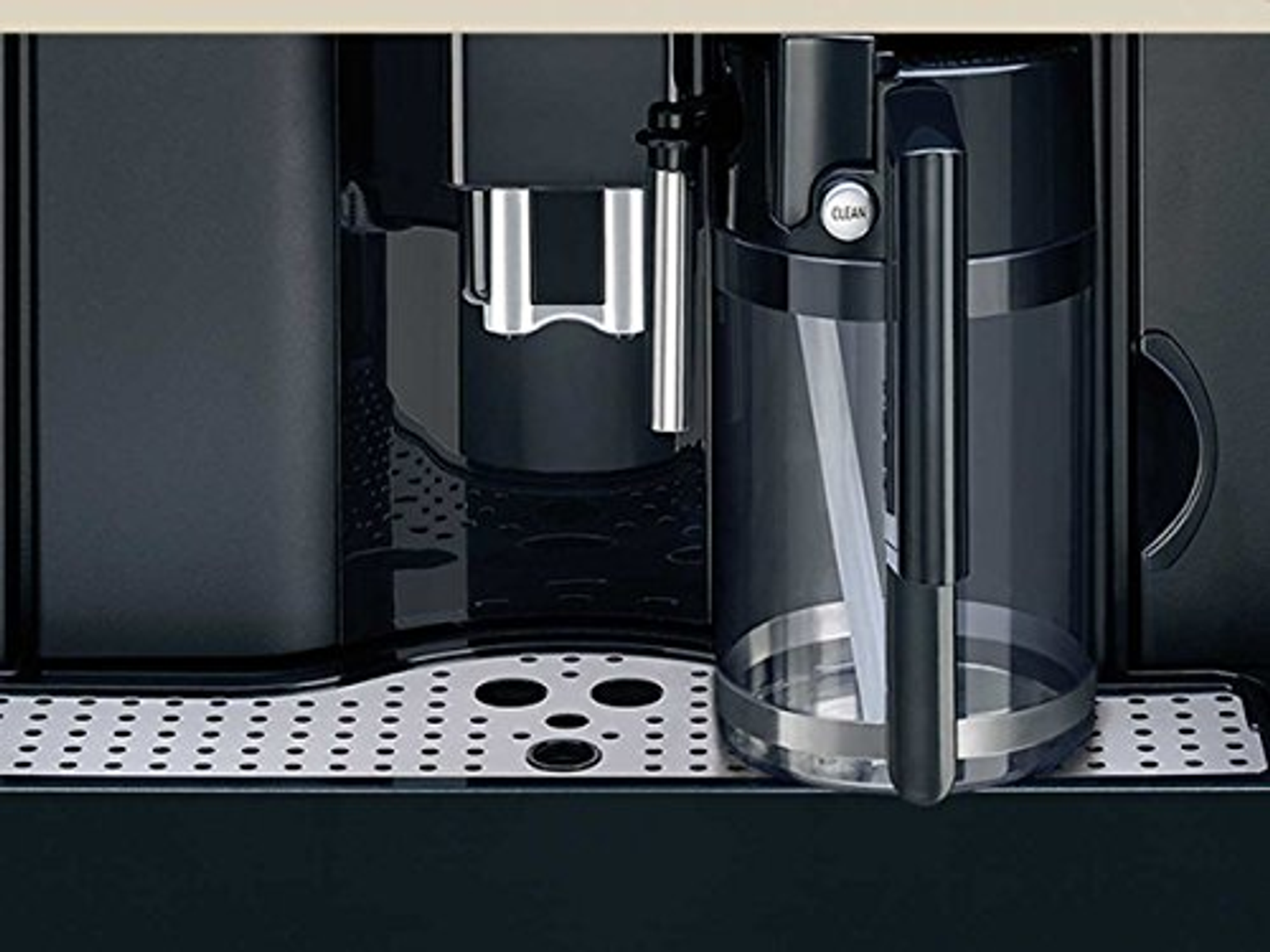 Primer plano del depósito de agua de una cafetera y componentes relacionados.