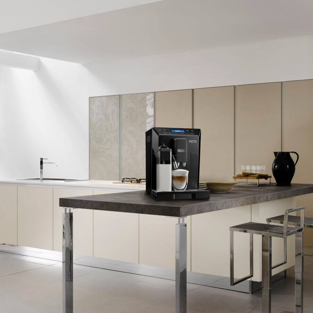 Ekspres do kawy na blacie w nowoczesnej kuchni. Widoczna filiżanka kawy i krzesła.