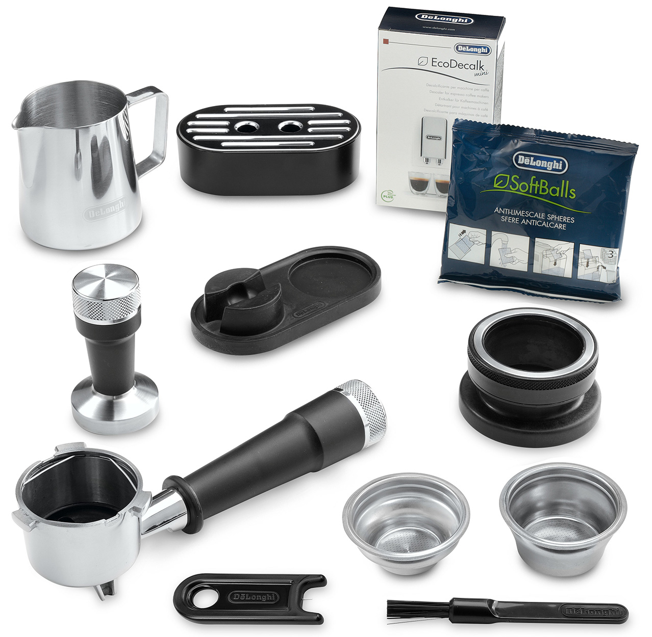 Różne akcesoria do ekspresów do kawy, w tym dzbanek na mleko, ubijak i kolby.