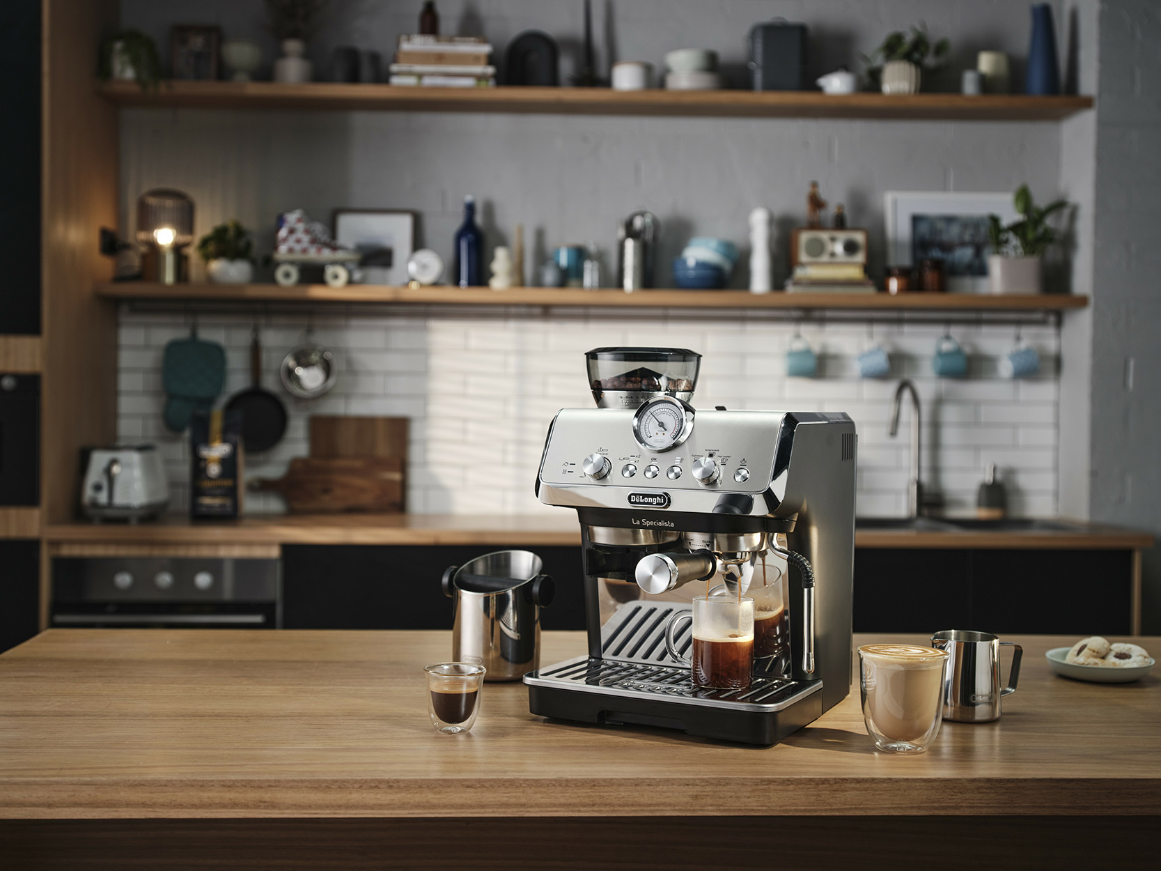 Ekspres do kawy robiący kawę. Scena kuchenna z różnymi przedmiotami na blacie i półkach.