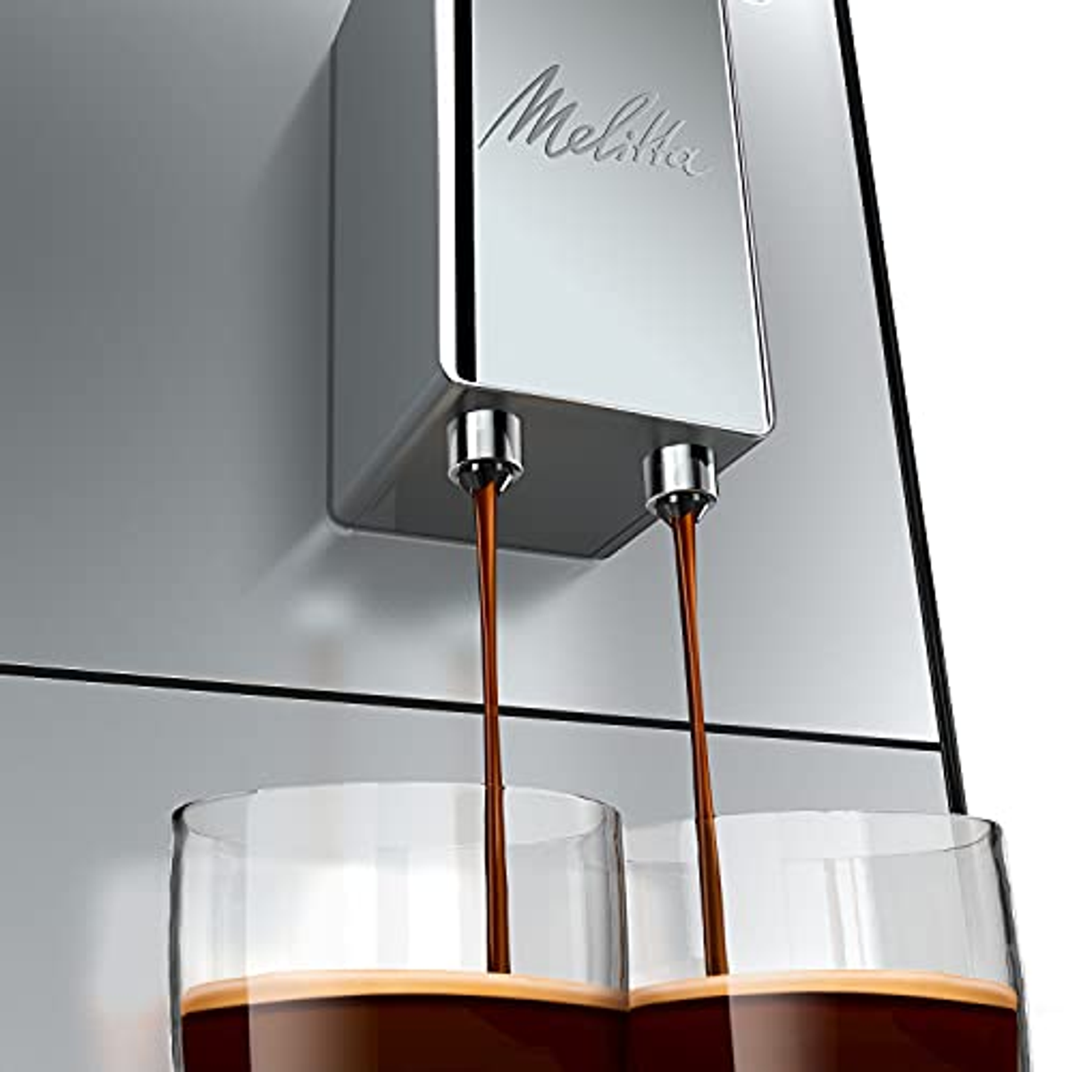 Una mesa con superficie blanca. Una cafetera está sobre la mesa. Hay una taza de café.