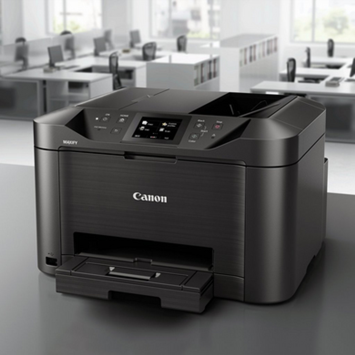 Schwarzer Canon Maxify Drucker auf einem Schreibtisch in einem Büroumfeld, mit sichtbarem Papierfach.