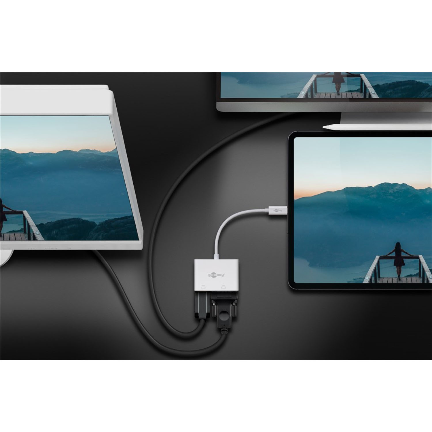 Dispositivi collegati con cavi. Monitor e tablet su una superficie scura.