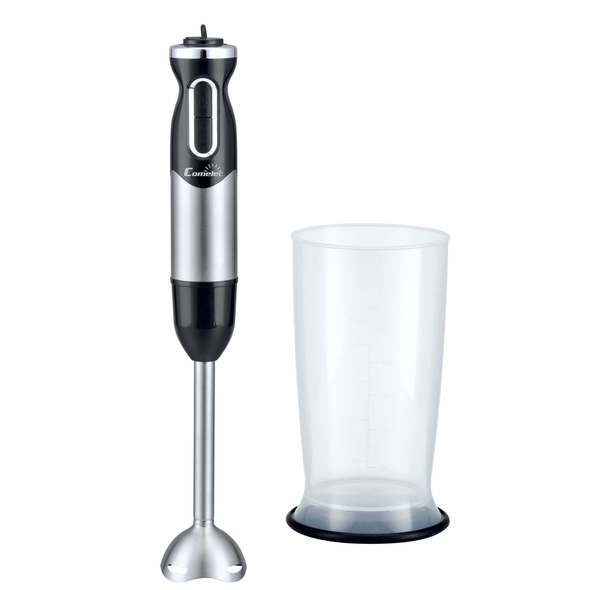 Blender ręczny i przezroczysty kubek obok siebie na białej powierzchni.