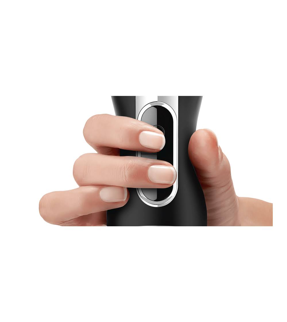 Ręka trzyma czarno-srebrny blender ręczny. Ręka naciska przycisk.