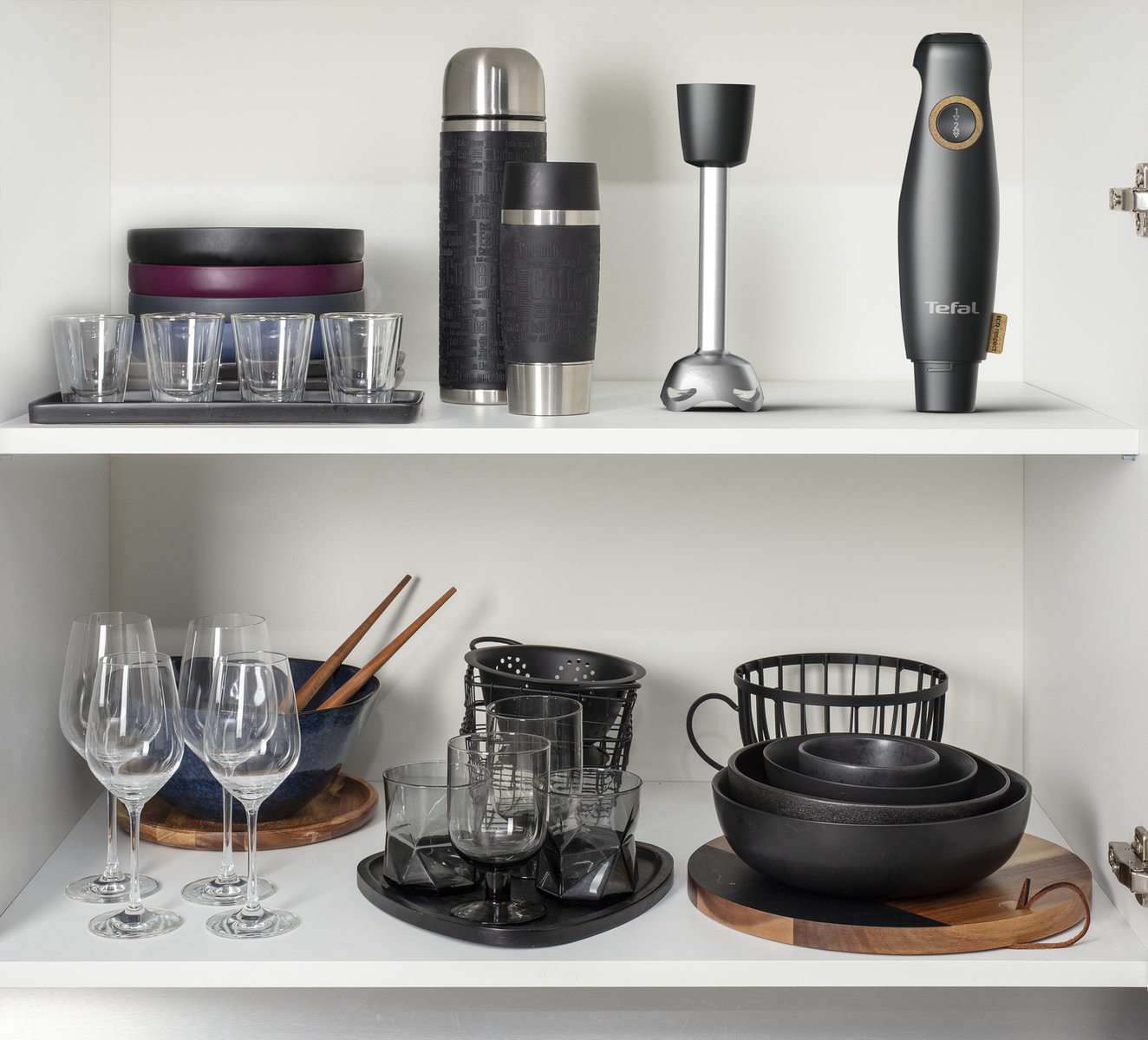 Interno mobile con ripiani. Contiene bicchieri, ciotole, un frullatore, un thermos e stoviglie.