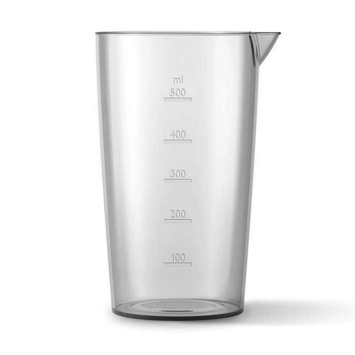 Przezroczysty plastikowy kubek z miarką dla mililitrów. Czarna podstawa i wylew.