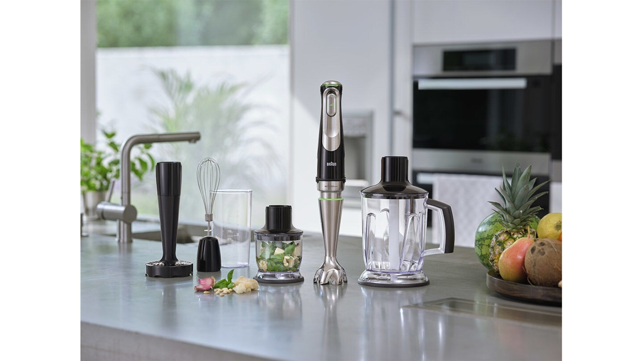 Blender Braun z akcesoriami, z owocami na tacy, na blacie.