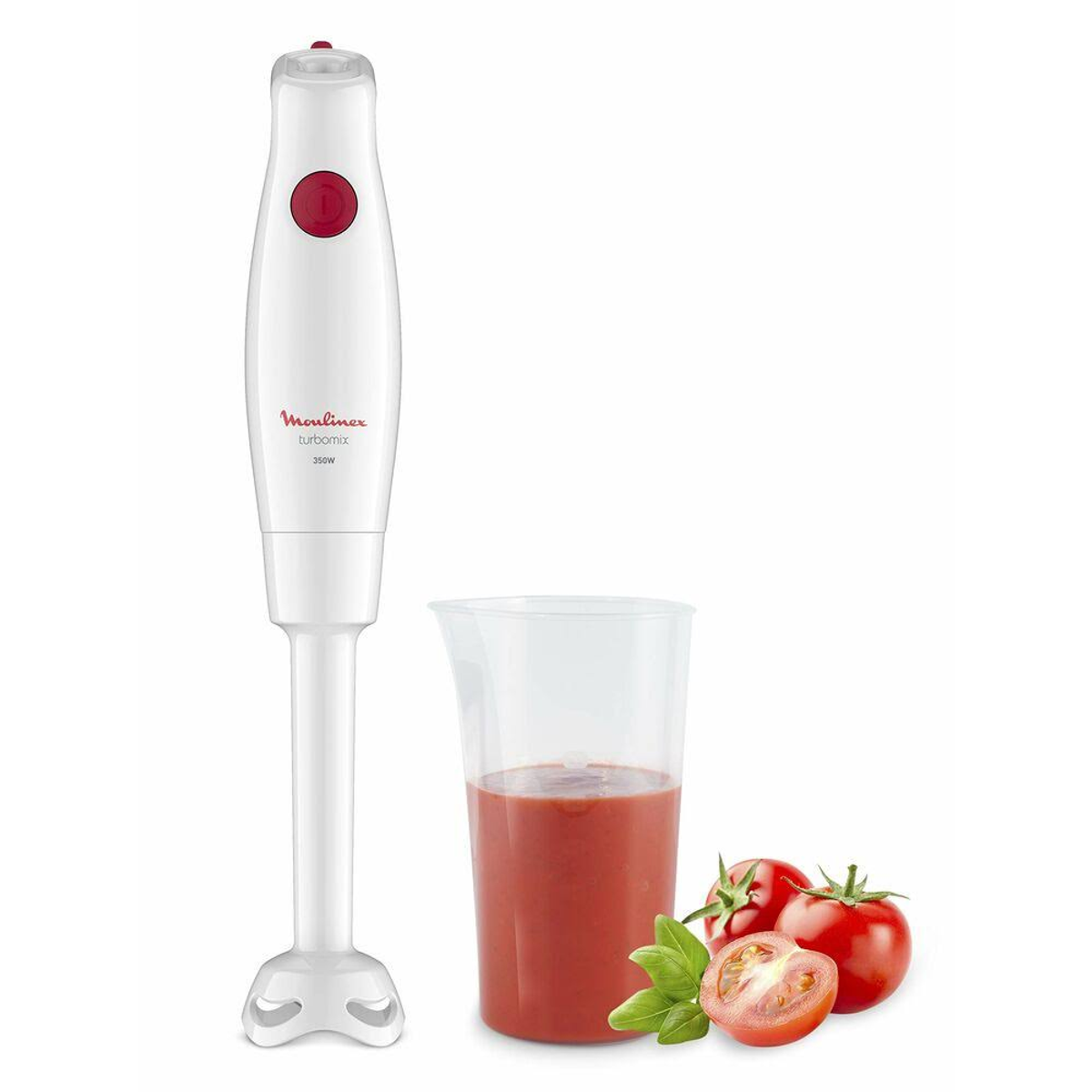 Un frullatore a immersione Moulinex Turbomix bianco con pulsante rosso, bicchiere di succo di pomodoro e pomodori.