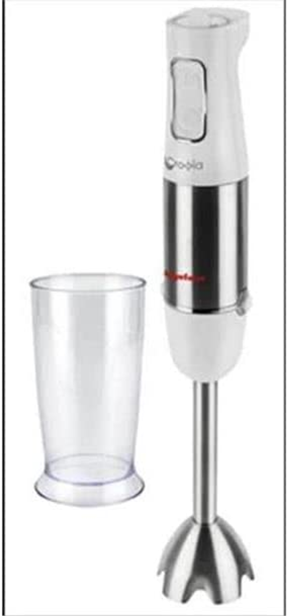 Batidora de mano blanca y plateada con un vaso medidor transparente al lado.