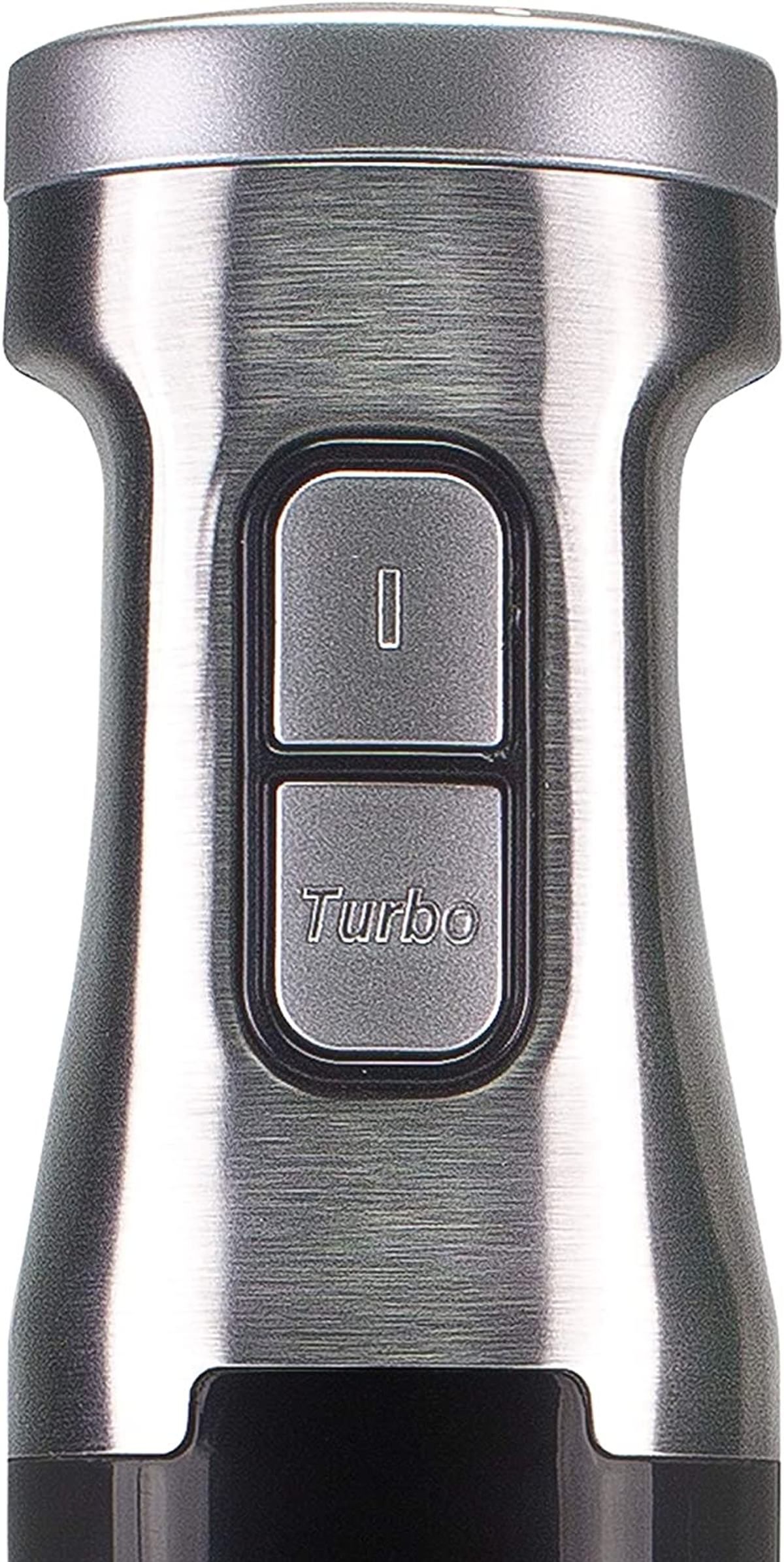 Nahaufnahme eines silbernen und schwarzen Stabmixers mit zwei Tasten: „I“ und „Turbo“.