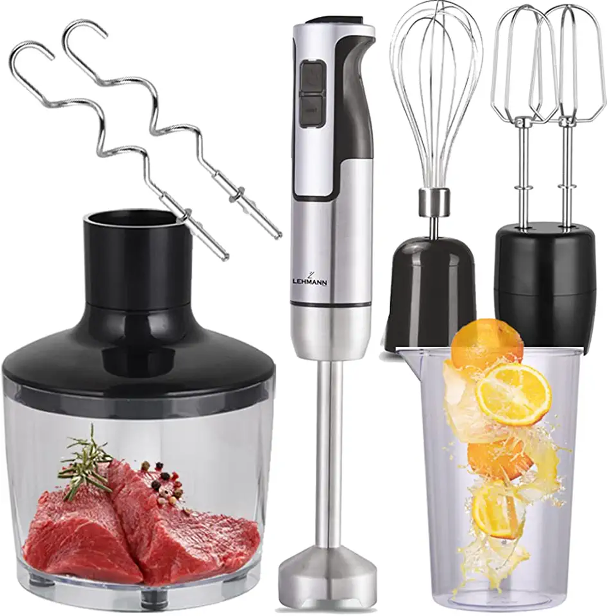 Un frullatore con accessori, tra cui carne e frutta in contenitori trasparenti, su sfondo bianco.